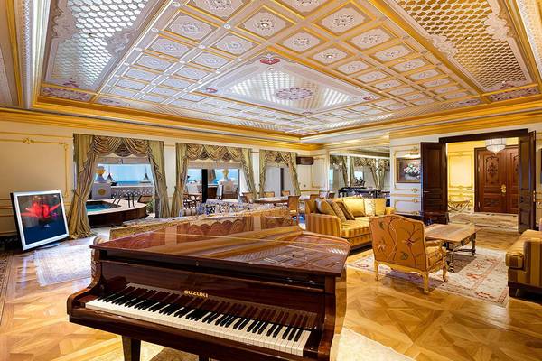Hotellounge mit Klavier, Sofas und dekoriertem Holzboden
