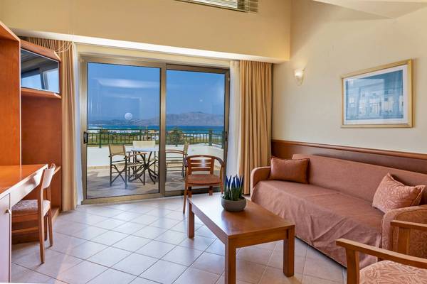 Wohnbereich des Hydramis Palace Beach Resort mit Blick auf einen Balkon und das Meer.