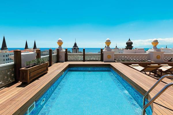 Dachpool mit Meerblick im Titanic Mardan Palace Hotel