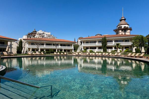 Außenpool mit Loungeliegen vor dem Hotel Titanic Mardan Palace