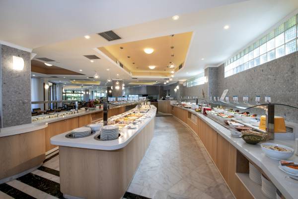 Buffetbereich im Hotel Hydramis Palace Beach Resort mit vielen Speisen und Gerichten.