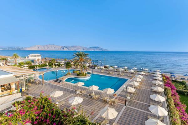 Luftaufnahme des Hydramis Palace Beach Resorts mit Swimmingpool und Blick auf das Meer.