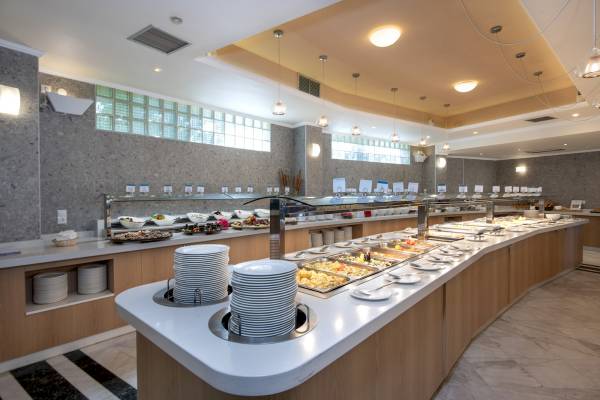 Buffet im Hydramis Palace Beach Resort mit verschiedenen Speisen und Tellern.