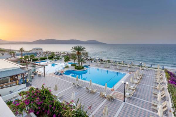 Aussenbereich des Hydramis Palace Beach Resorts mit Pool und Liegestühlen.