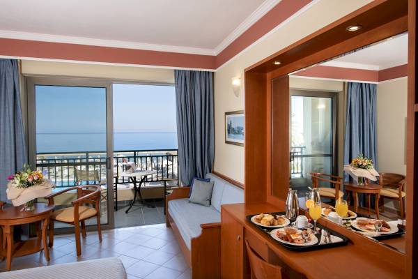 Suite im Hydramis Palace Beach Resort mit Balkon und Blick auf das Meer.