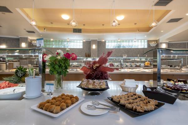 Buffet-Tisch im Hotel Hydramis Palace Beach Resort mit verschiedenen Desserts und Früchten.