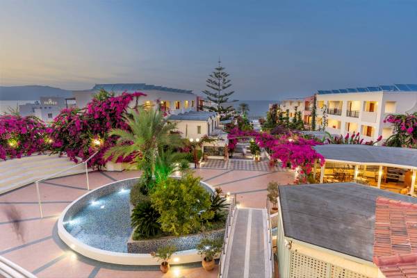 Atrium Ansicht des Hydramis Palace Beach Resorts mit Blumen und Bäumen.