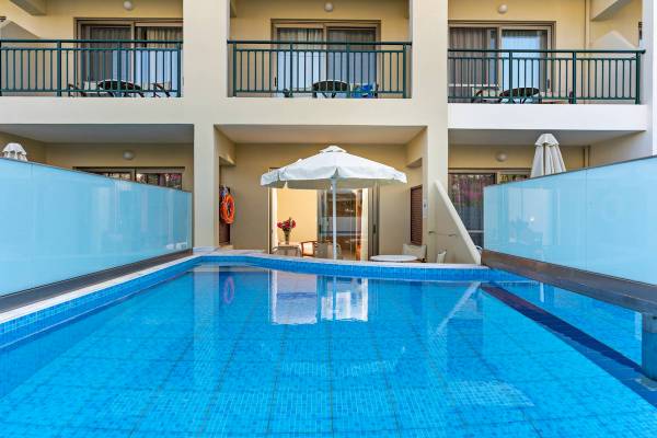 Hydramis Palace Beach Resort mit Pool und Terrassen auf mehreren Etagen