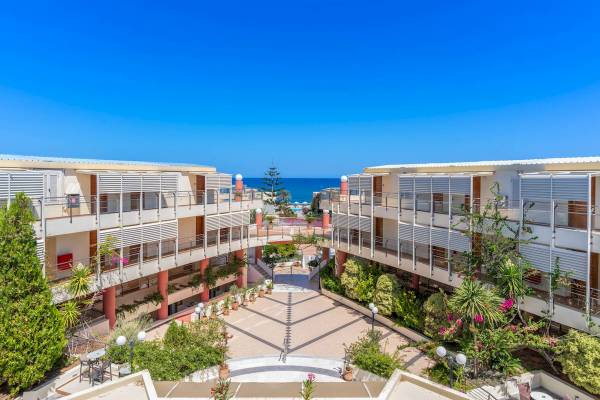 Luftaufnahme des Hydramis Palace Strand Resorts mit Blick auf die Gebäude und den Ozean