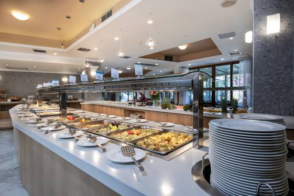 Buffet mit vielen Gerichten im Hotel Hydramis Palace Beach Resort.