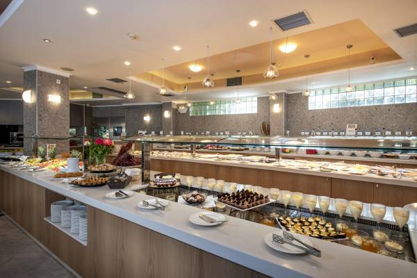 Buffet mit Desserts und Getränken im Hydramis Palace Beach Resort.