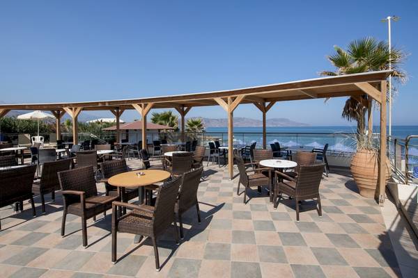 Terrasse des Hydramis Palace Beach Resort mit Blick auf das Meer und Holzpavillon.