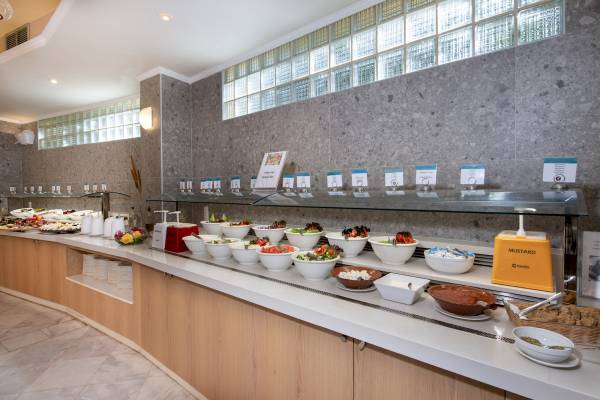 Buffet-Tisch im Hydramis Palace Beach Resort mit verschiedenen Salaten und Dips.