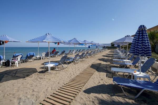 Strand mit Sonnenliegen und Sonnenschirmen im Hydramis Palace Beach Resort