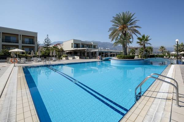 Der Poolbereich des Hydramis Palace Beach Resorts mit Liegestühlen, Sonnenschirmen und einem Schwimmbecken.