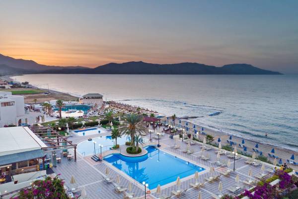 Luftaufnahme des Hydramis Palace Beach Resorts mit Swimmingpool, Sonnenliegen und Blick auf den Ozean