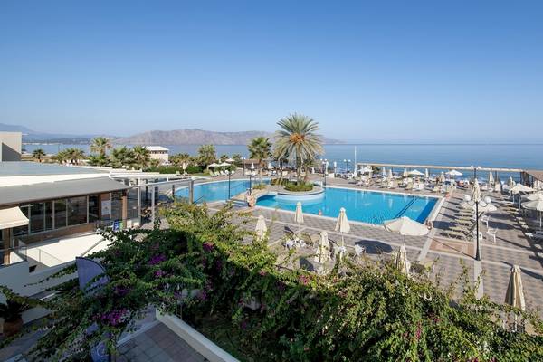 Aussicht auf das Hydramis Palace Beach Resort mit Pool und Meer im Hintergrund.