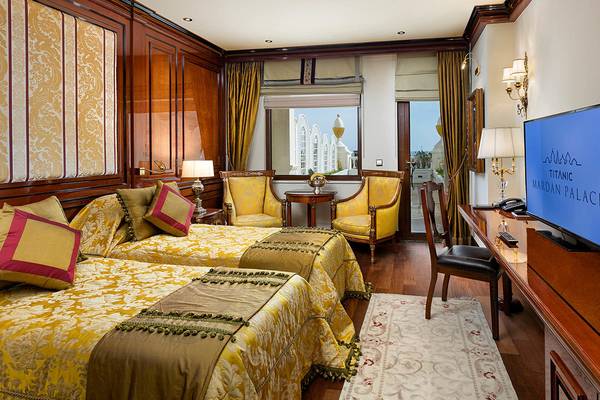 Doppelbett-Zimmer im Titanic Mardan Palace mit luxuriösem Interieur und Blick auf die Stadt.