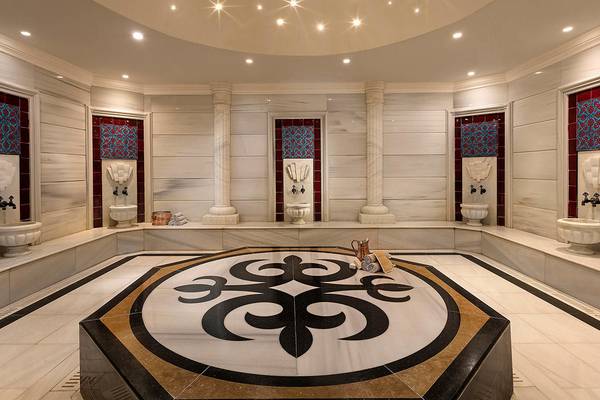 Innenansicht der Sauna im Titanic Mardan Palace Hotel mit Marmorboden und dekorativen Wandelementen.