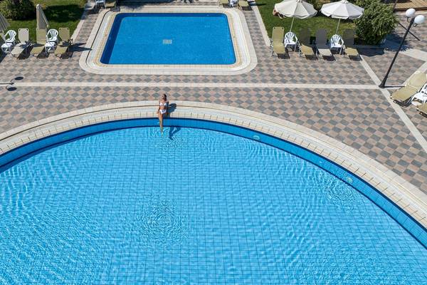 Luftaufnahme des Pools und der Terrasse des Hydramis Palace Beach Resorts