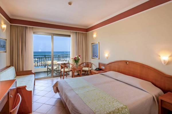 Hydramis Palace Beach Resort Zimmer mit Balkon und Meerblick.