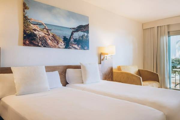 Doppelzimmer im Iberostar Waves Pinos Park mit Blick auf den Garten.