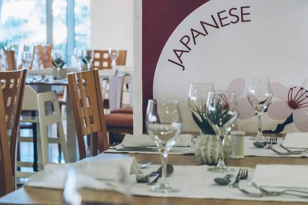 Ein Tisch in einem japanischen Restaurant, gedeckt mit Gläsern und Besteck.