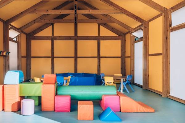 Spielzimmer im Iberostar Waves Pinos Park mit bunten Bausteinen und Tischen.