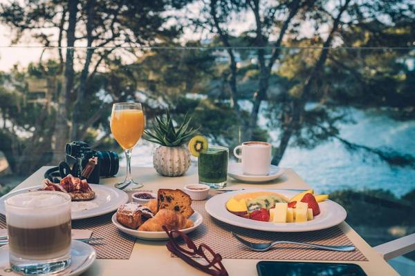 Frühstück auf der Terrasse im Iberostar Waves Pinos Park mit Meeresblick.