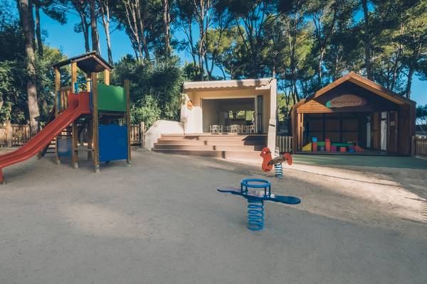Spielplatz im Iberostar Waves Pinos Park Hotel mit Rutsche und Spielhaus.