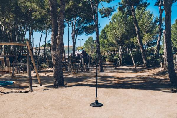 Spielplatz im Wald neben dem Iberostar Waves Pinos Park Hotel