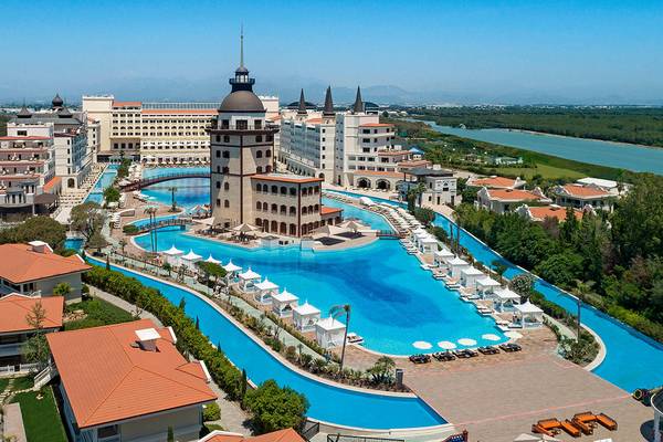 Luftaufnahme des Titanic Mardan Palace Hotels mit großem Swimmingpool und mehreren Gebäuden
