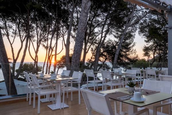 Terrasse des Iberostar Waves Pinos Park mit Ausblick auf den Sonnenuntergang.