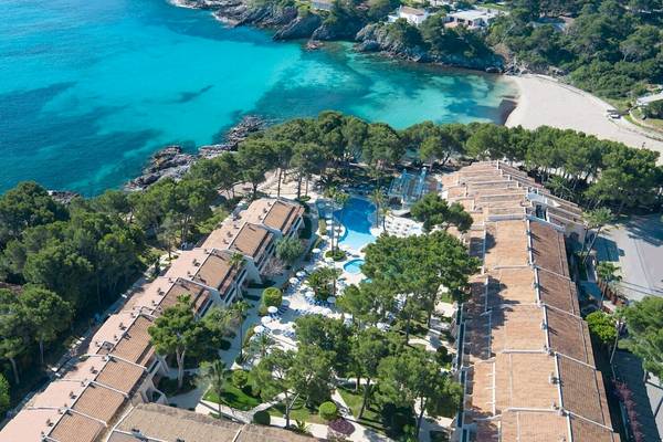 Luftaufnahme des Iberostar Waves Pinos Park Hotels mit Pool und Strand