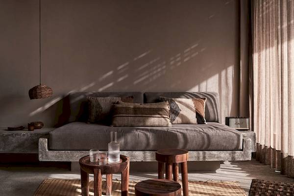 Innenansicht des Schlafzimmers im Casa Cook El Gouna Hotel mit Bett, Kissen, Nachttisch und Sonnenlicht.