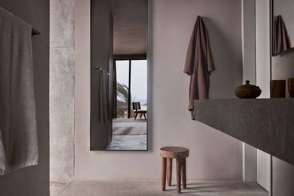 Casa Cook El Gouna Duschraum mit Spiegel und Holzhocker.