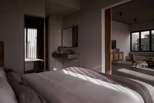 Schlafzimmer im Casa Cook El Gouna Hotel mit Bett, Spiegel und offenem Badezimmer