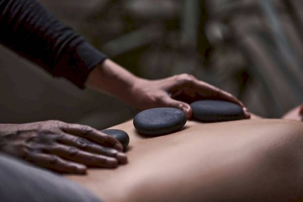 Massage mit Steinen im Hotel Casa Cook El Gouna