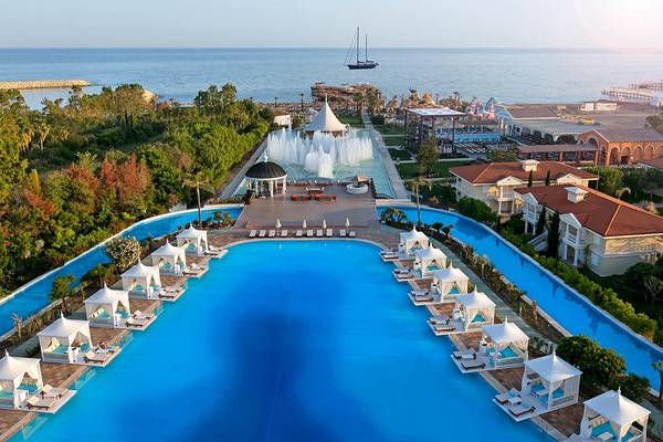 Außenbereich des Titanic Mardan Palace mit Infinity-Pool und Blick auf das Meer