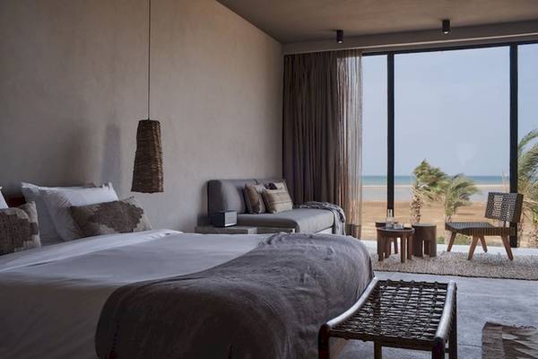 Schlafzimmer im Casa Cook El Gouna mit Blick auf das Meer und einen Garten.