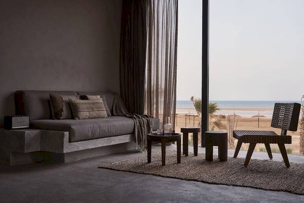 Wohnzimmer des Casa Cook El Gouna Hotels mit Blick auf das Meer und eine tropische Landschaft.