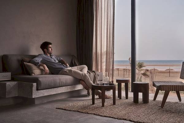 Mann sitzt auf Sofa mit Meerblick im Casa Cook El Gouna
