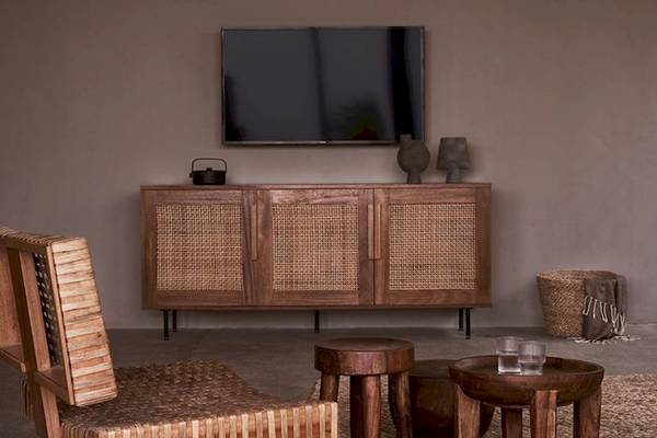 Wohnzimmer von Casa Cook El Gouna mit Fernseher, Holzschrank, Stühlen und Beistelltischen.
