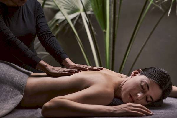 Eine Frau genießt eine Massage im Hotel Casa Cook El Gouna.
