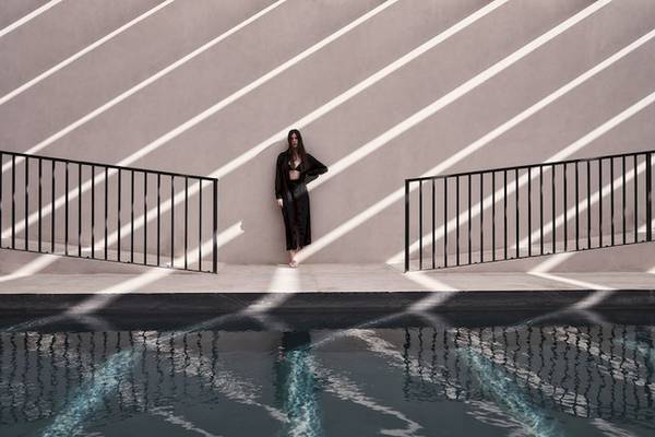 Frau in Schwarz vor einem Pool im Hotel Casa Cook El Gouna