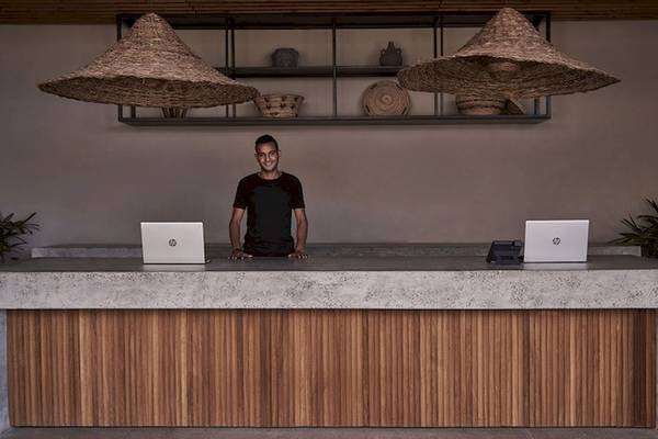 Rezeptionist von Casa Cook El Gouna steht hinter dem Empfangstresen mit Laptops.