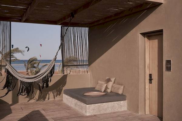Terrasse im Casa Cook El Gouna mit Hängematte und Sitzecke am Meer