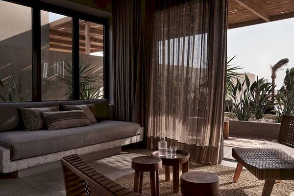 Innenraum des Casa Cook El Gouna Hotels mit einem Sofa, Tisch und einem Ausblick.