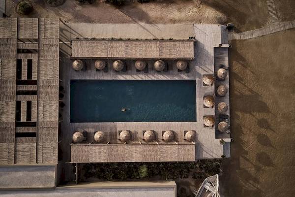 Oberflaechenansicht des Casa Cook El Gouna Hotels mit Swimmingpool und Sonnenliegen.