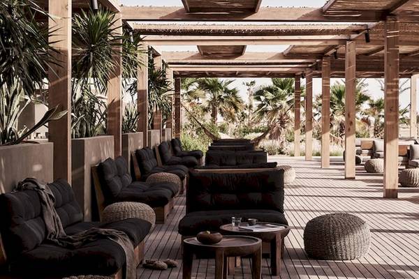 Terrasse des Casa Cook El Gouna Hotels mit Sofas und Tischen unter Holzüberdachungen